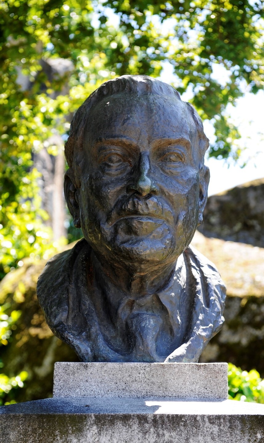 Busto do Professor José Luís de Pina